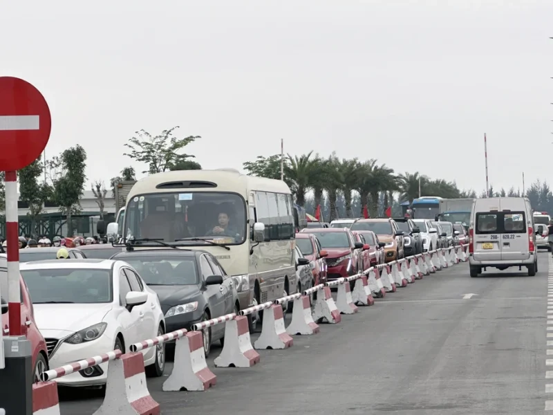 Tắc phà Đồng Bài vào mùa hè là nỗi ám ảnh lớn nhất khi du lịch Cát Bà bằng ô tô tự lái