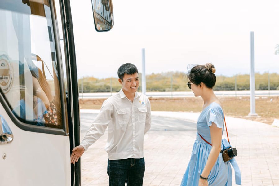 modern-shuttle-bus-from-cat-ba-to-hanoi-old-quarter