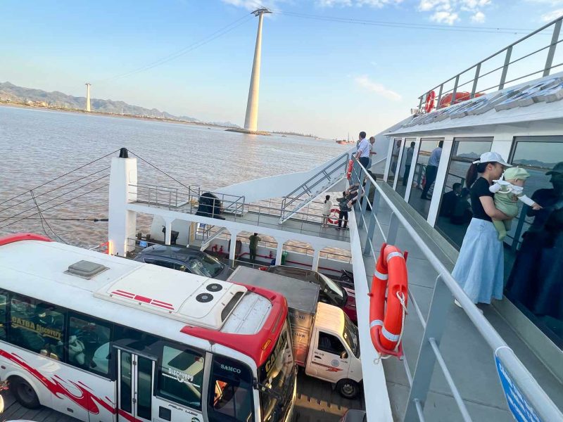 Phà Đồng Bài đang chở khách trên biển - Lịch chạy Phà Đồng Bài - Cát Bà Mới Nhất 2026 
