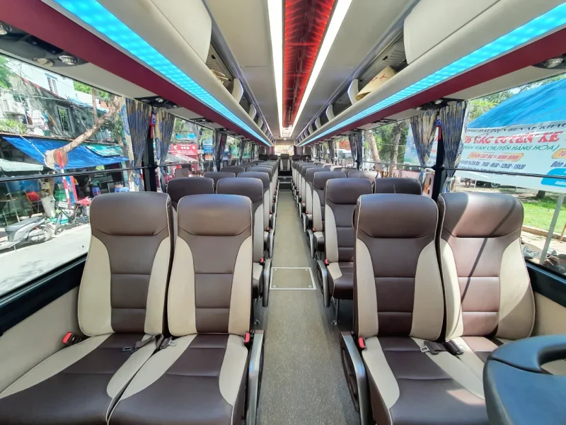 Nội thất ghế ngồi rộng rãi trên xe bus chất lượng cao tuyến Cát Bà đi Hà Nội của Cat Ba Discovery