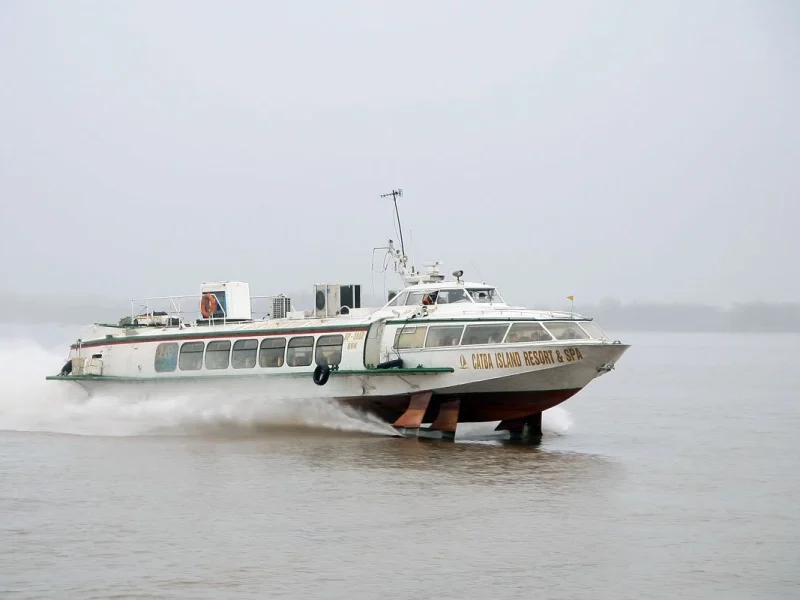 Tàu cao tốc chở khách từ bến cái Viềng đi Đồng Bài trên chuyến xe bus cát bà đi hà nội