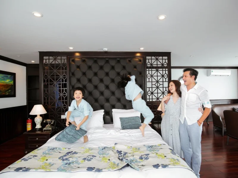 Spacious Senior Suite cabin on Erina Cruise featuring a luxury bathtub and panoramic ocean view for families - Erina Cruise 2 Days 1 Night