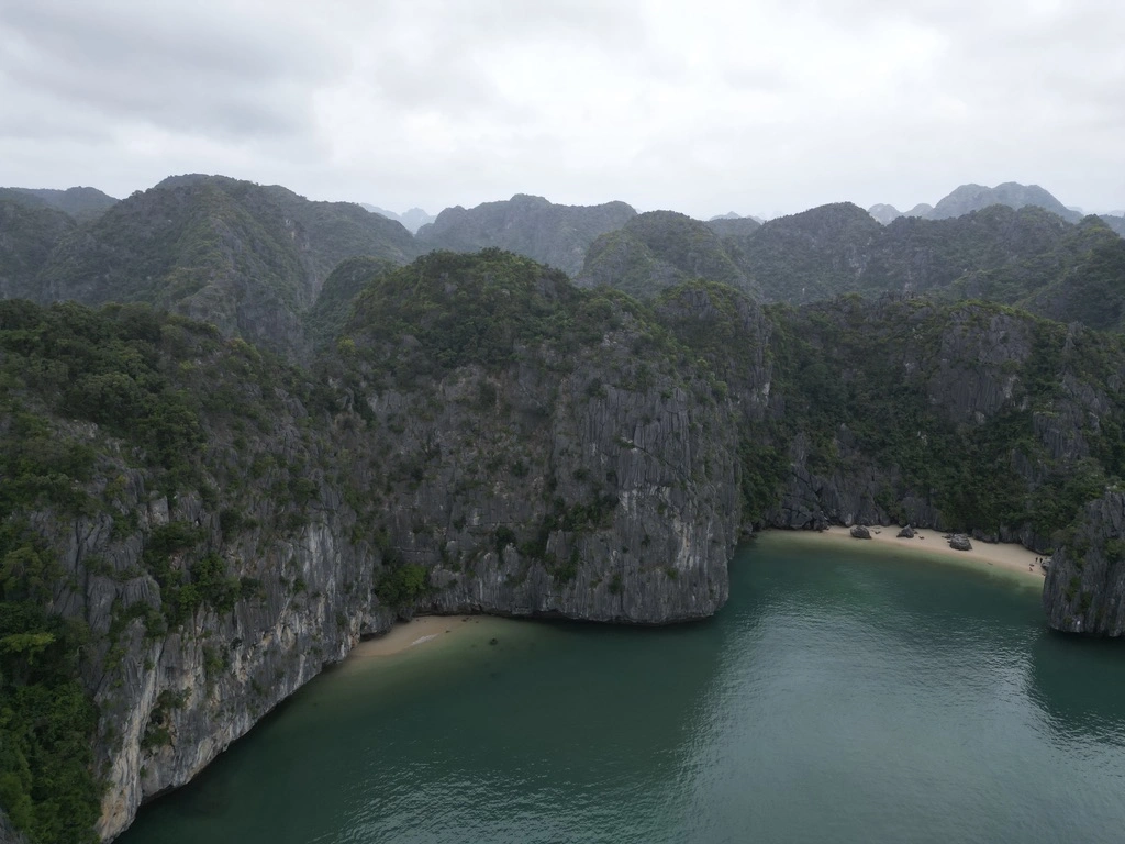 Toàn cảnh trung tâm thị trấn Cát Bà, điểm lưu trú tuyệt vời cho chuyến du lịch Cát Bà 2 ngày 1 đêm