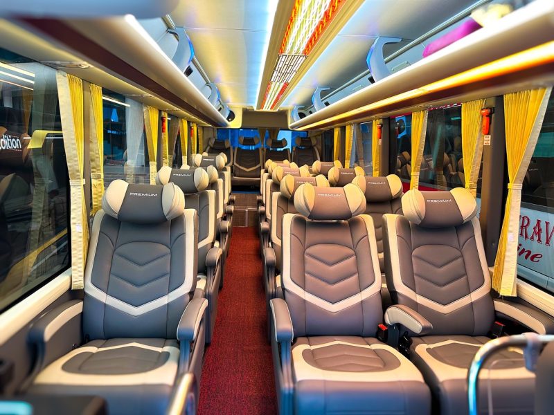 Luxury 11-seater limousine for the bus from Ninh Binh to Ha Noi service